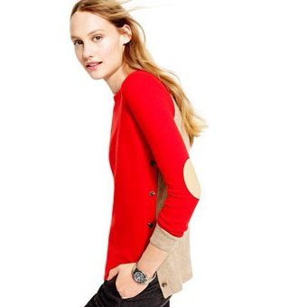 The combination of two colors and buttons to decorate the women's sweater